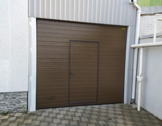 Автоматические гаражные секционные ворота с калиткой_29-05-24(1) | Компания Сокол
